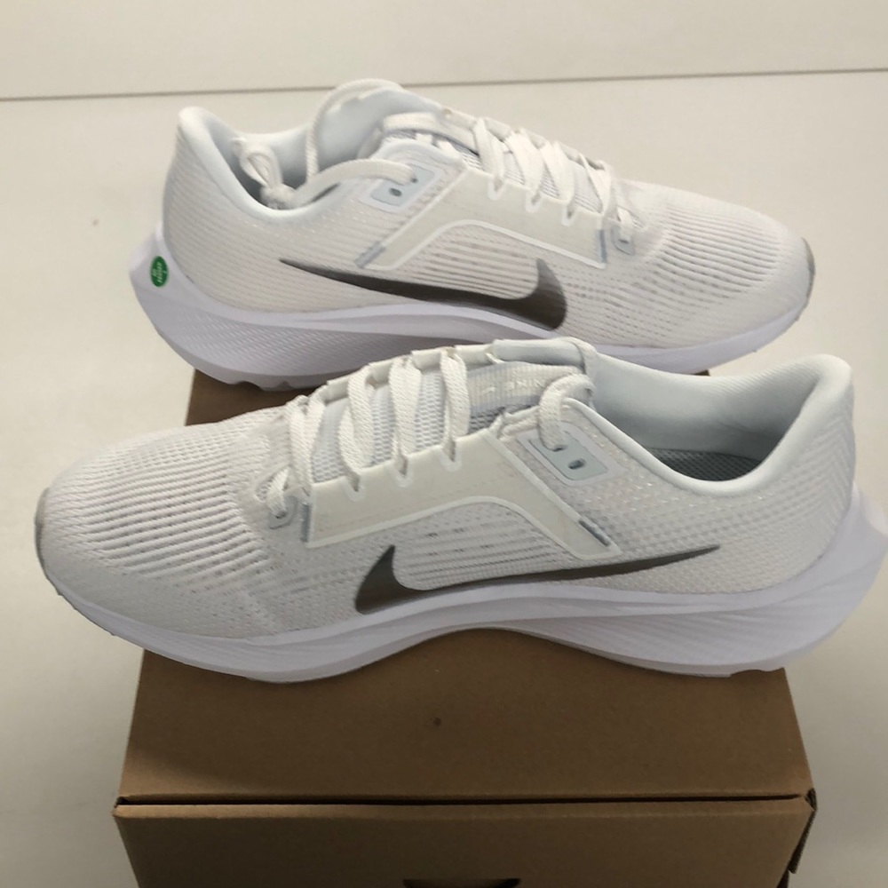 Nike Air Zoom Pegasus 40 Women’s Size 8 White/Metallic Silver
